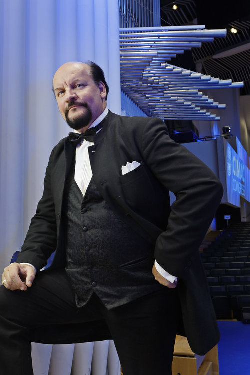 Urkutaiteilija Kalevi Kiviniemi Finlandia-talossa, kuvaaja: Heikki Tuuli