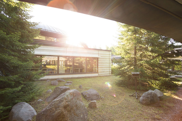 Kuvassa on Pyhän Luukkaan kappeli, jonka yläpuolelta pilkistää auringonsäde.