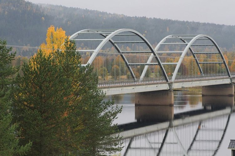 Silta Suomen ja Ruotsin rajalta Aavasaksan ja Matarengin kohdalta.