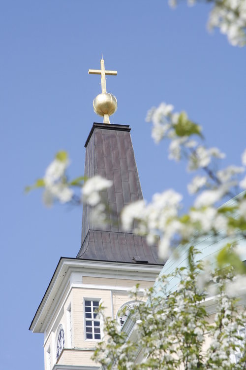 Hiljainen kesäilta kahdella kirkolla Hiljainen kesäilta kahdella kirkolla