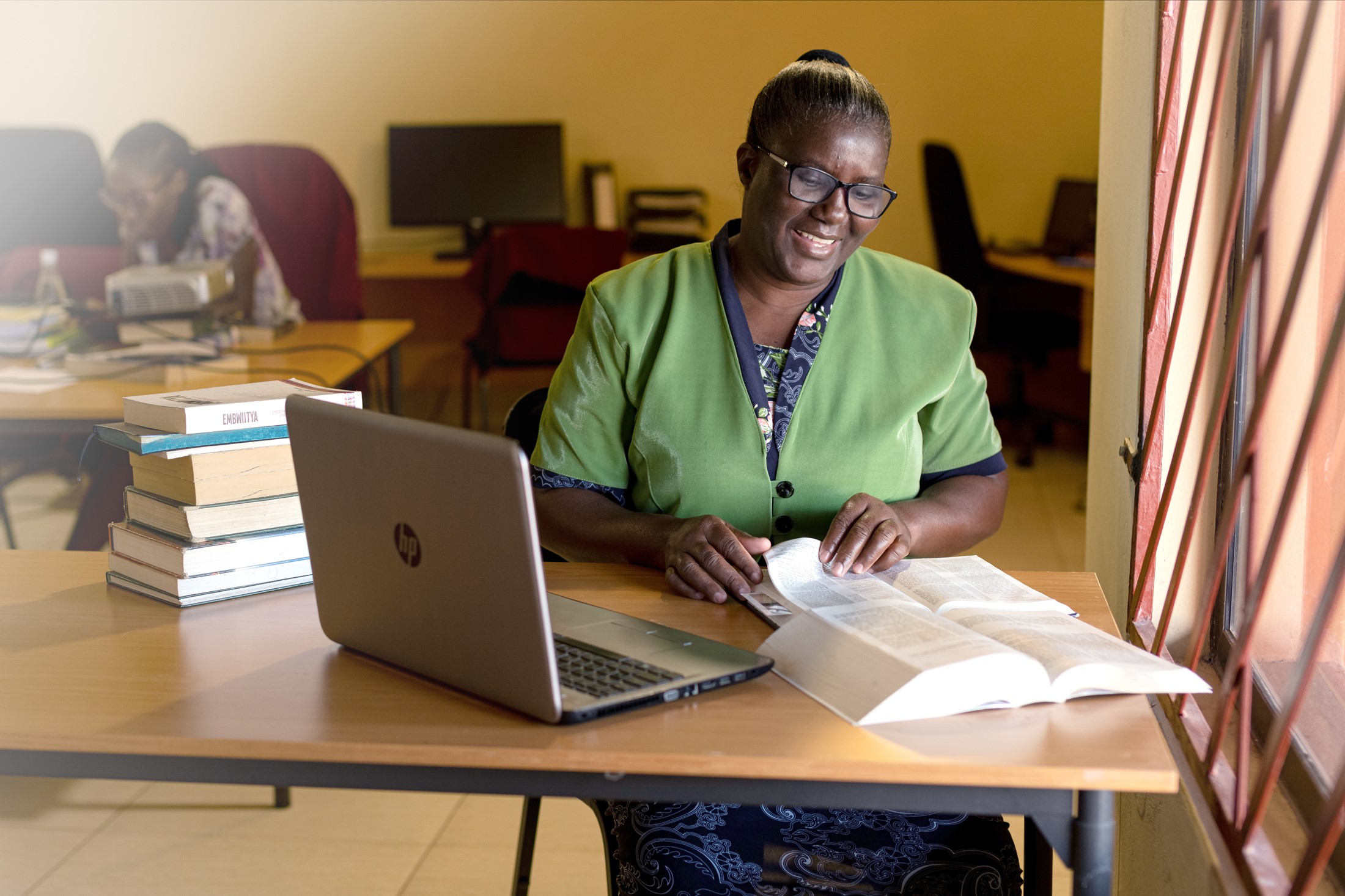 afrikkalainen nainen kääntää Raamattua omalle kielelleen