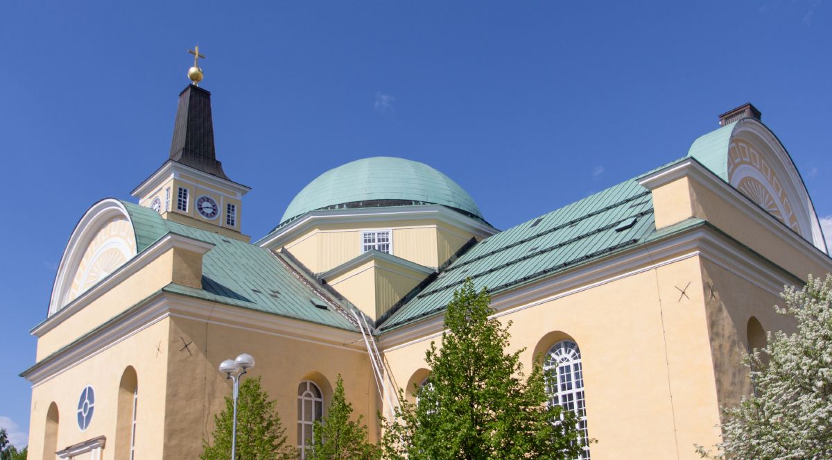 Oulun tuomiokirkko auringonpaisteessa.