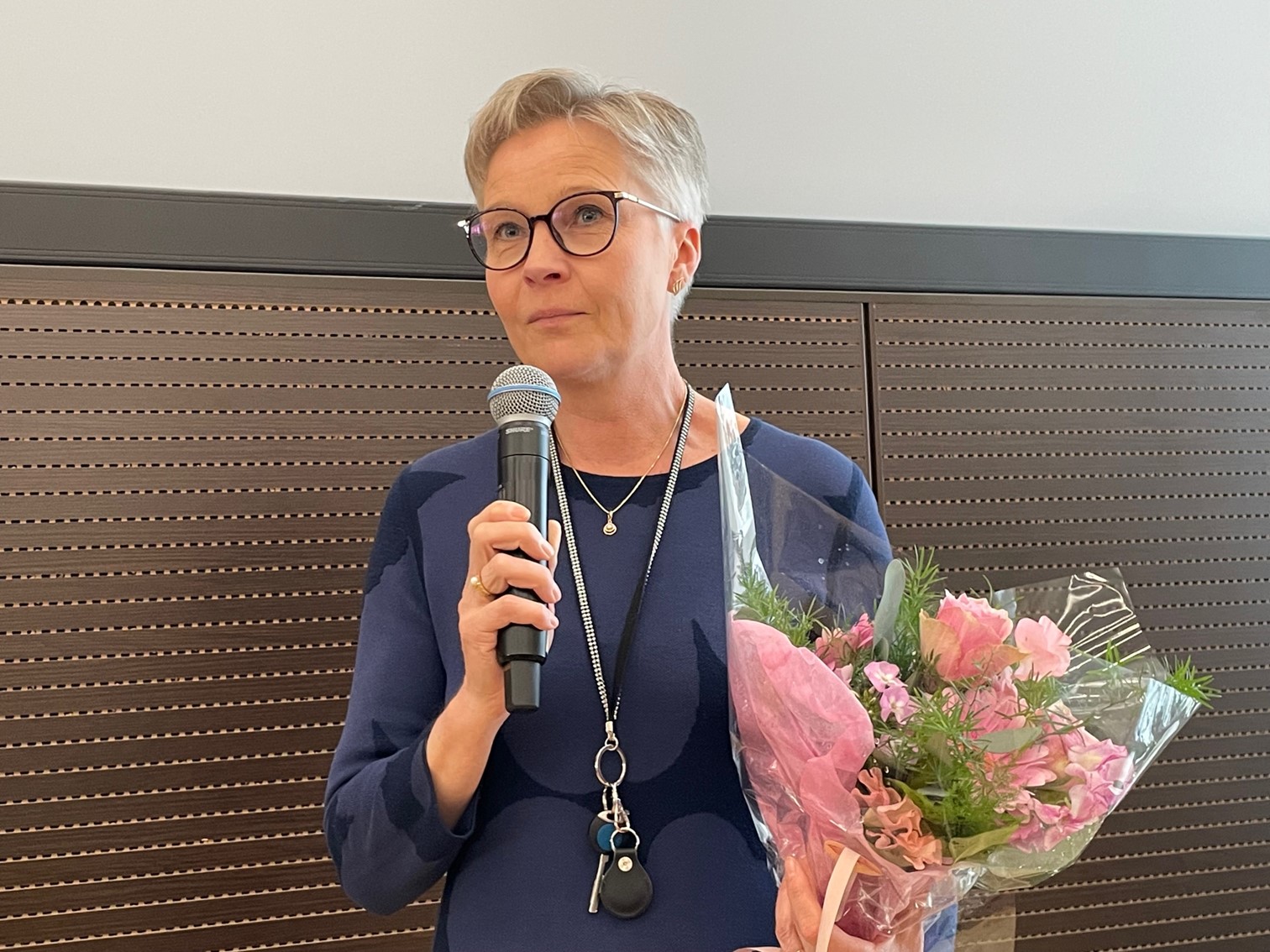 Kuvassa henkilöstöjohtaja Annika Tuovinen kukkakimppu kädessään. Kuvaaja: Harriet Urponen