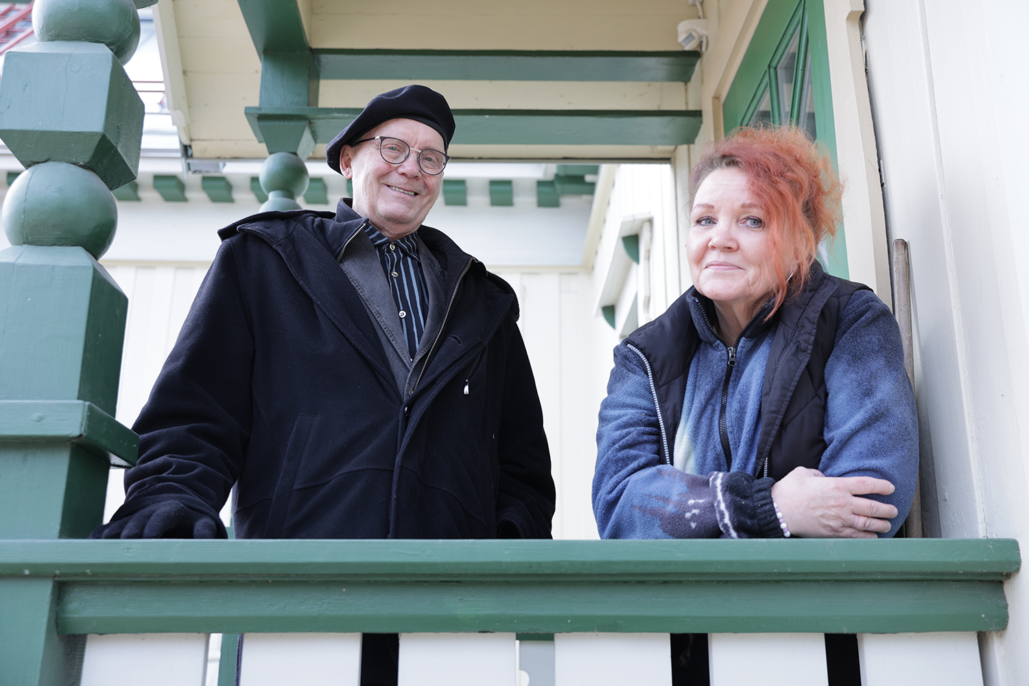 Pekka Hakaheimo ja Elisa Rasmusson seisovat Puistopuutarhurin talon kuistilla.