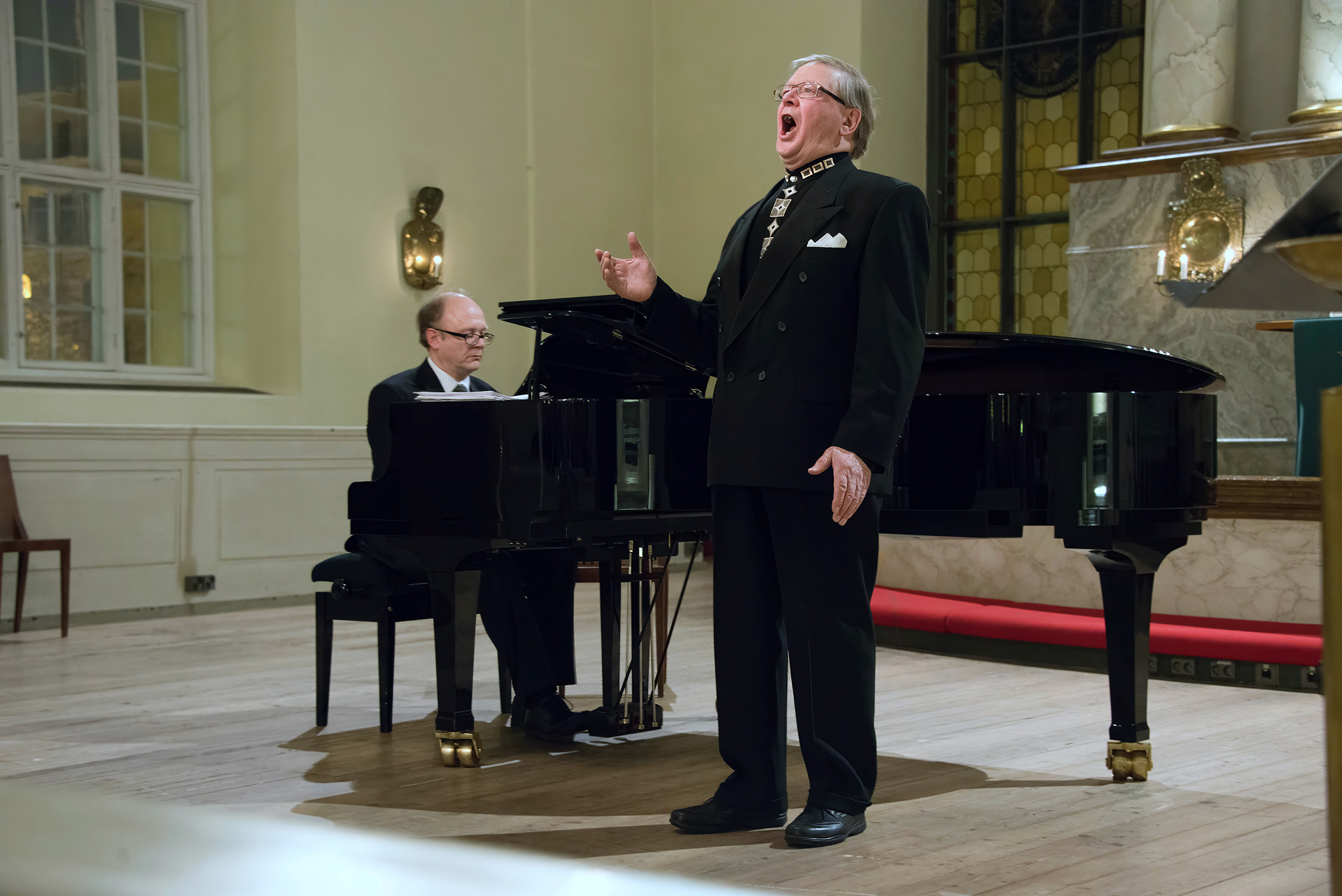 Esko Jurvelin laulaa pianistin säestäessä
