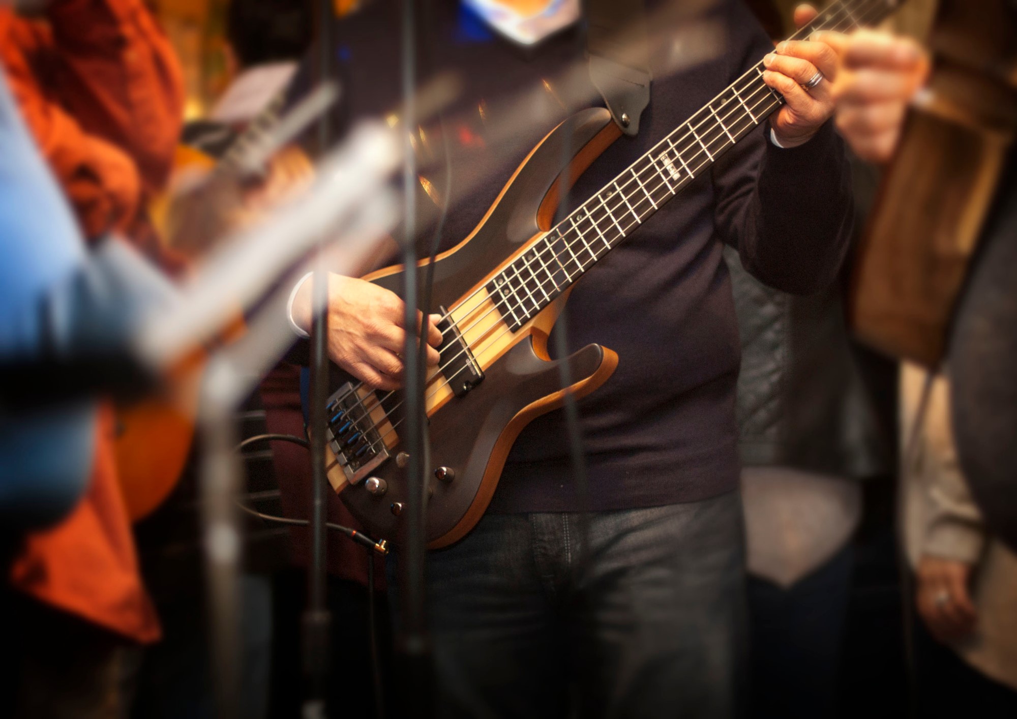 Kuvassa on muusikko bassokitara kädessä, jota hän soittaa