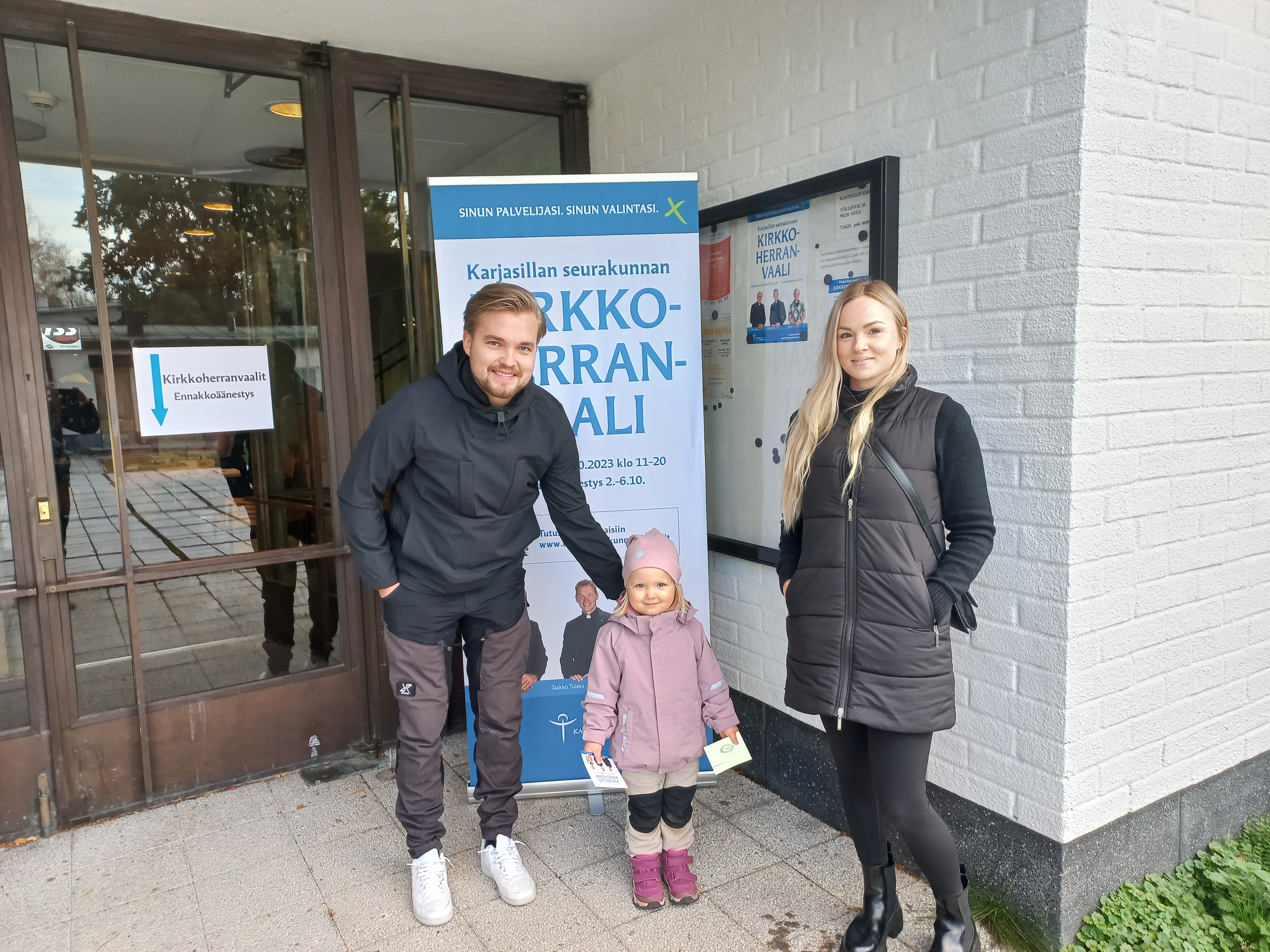 Juho-Perttu, Emma ja Jonna Kyllönen kävivät tänään Kastellin kirkossa äänestämässä seurakunnalle kirkkoherr...