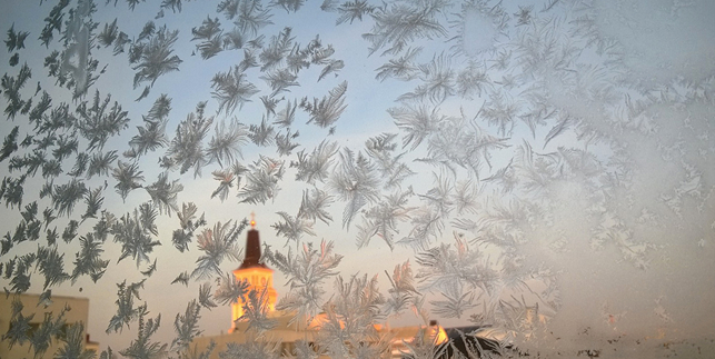 Kuvassa jääkiteitä ikkunassa, taustalla tuomiokirkko. Kuva Sanna Krook