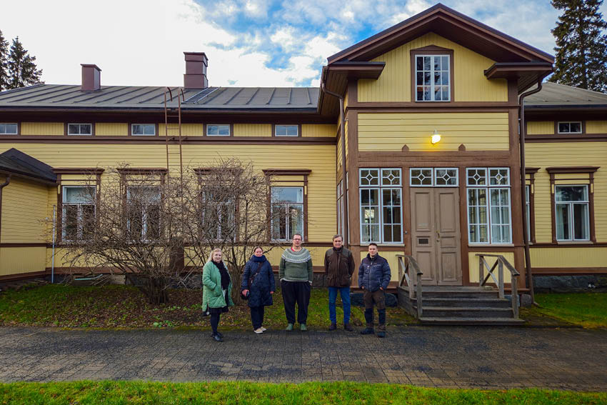 Oulun seurakuntien ympäristötyöryhmä Oulujoen pappilan edustalla. Hämärä, marraskuinen maisema, keltaiseksi...