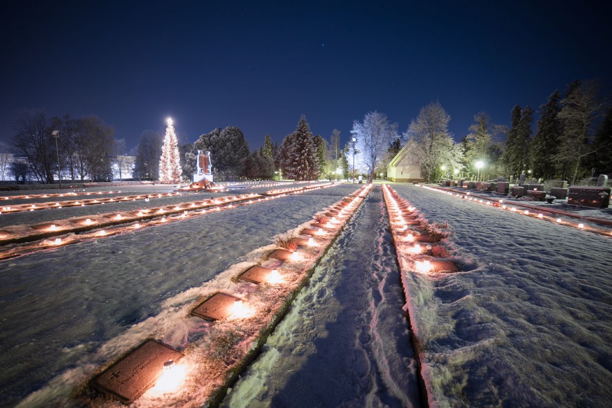 Oulun hautausmaan sankarihauta, jossa jokaisella haudalla palaa kynttilä.