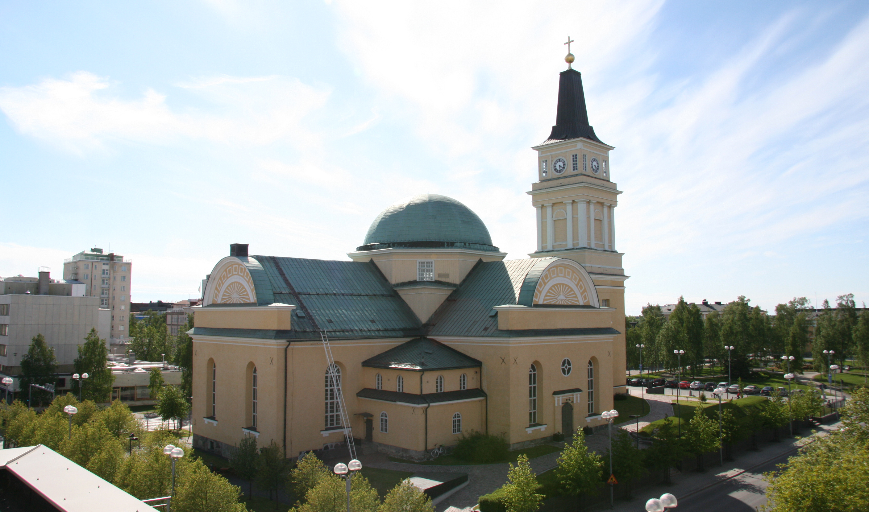 Oulun tuomiokirkko kylpee auringossa