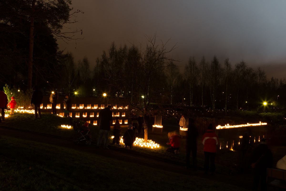 Kynttilät palavat hämärässä Intiön hautausmaalla.