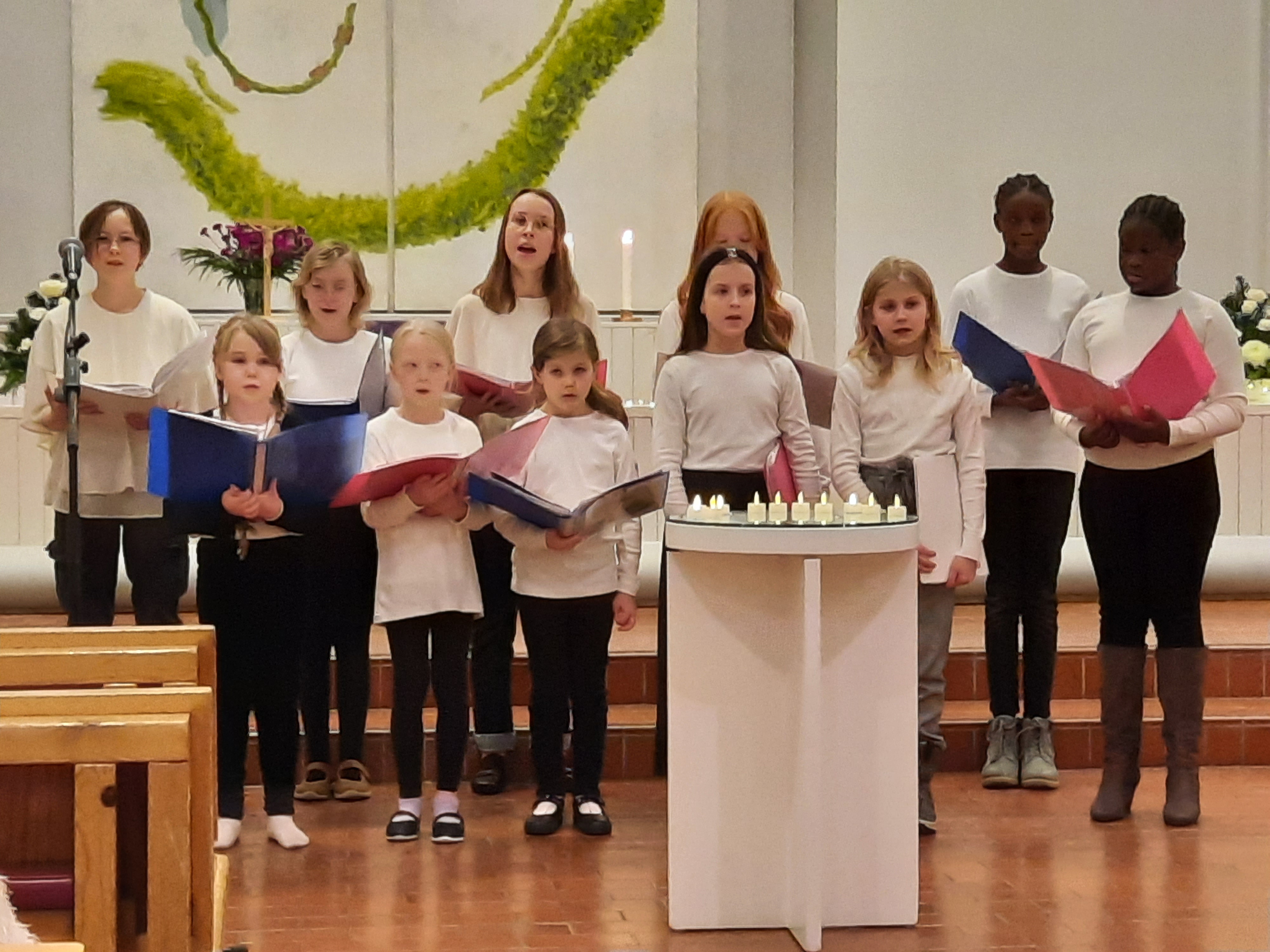 Pyhän Tuomaan lapsikuoro esittämässä Kauneimmat joululaulut Pyhän Tuomaan kirkossa jouluna 2021