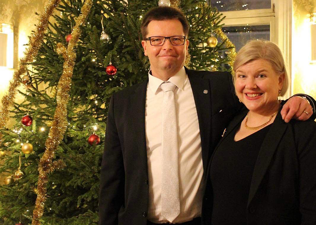 Markku Viitasaari ja Maria Portaankorva seisovat vierekkäin taustalla joulukuusi.