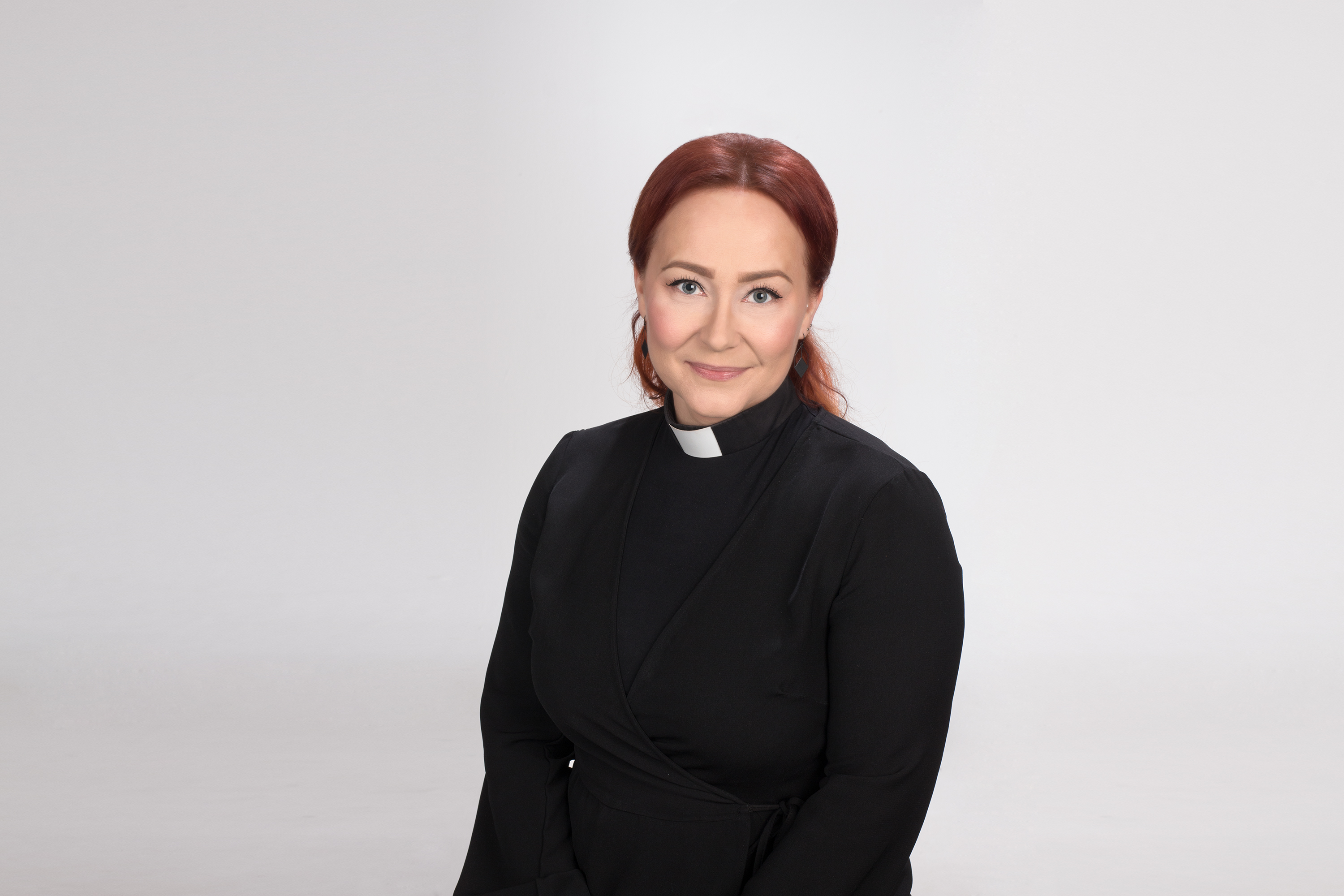 Kuvassa uusi kirkkoherra Salla Autere