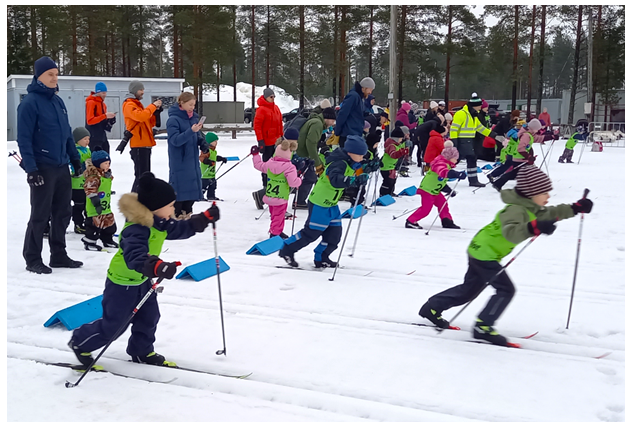Lapset lähtevät hiihtämään vauhdilla Tour de Ski -tapahtumassa maaliskuussa 2025m, kuvaaja Esko Junno