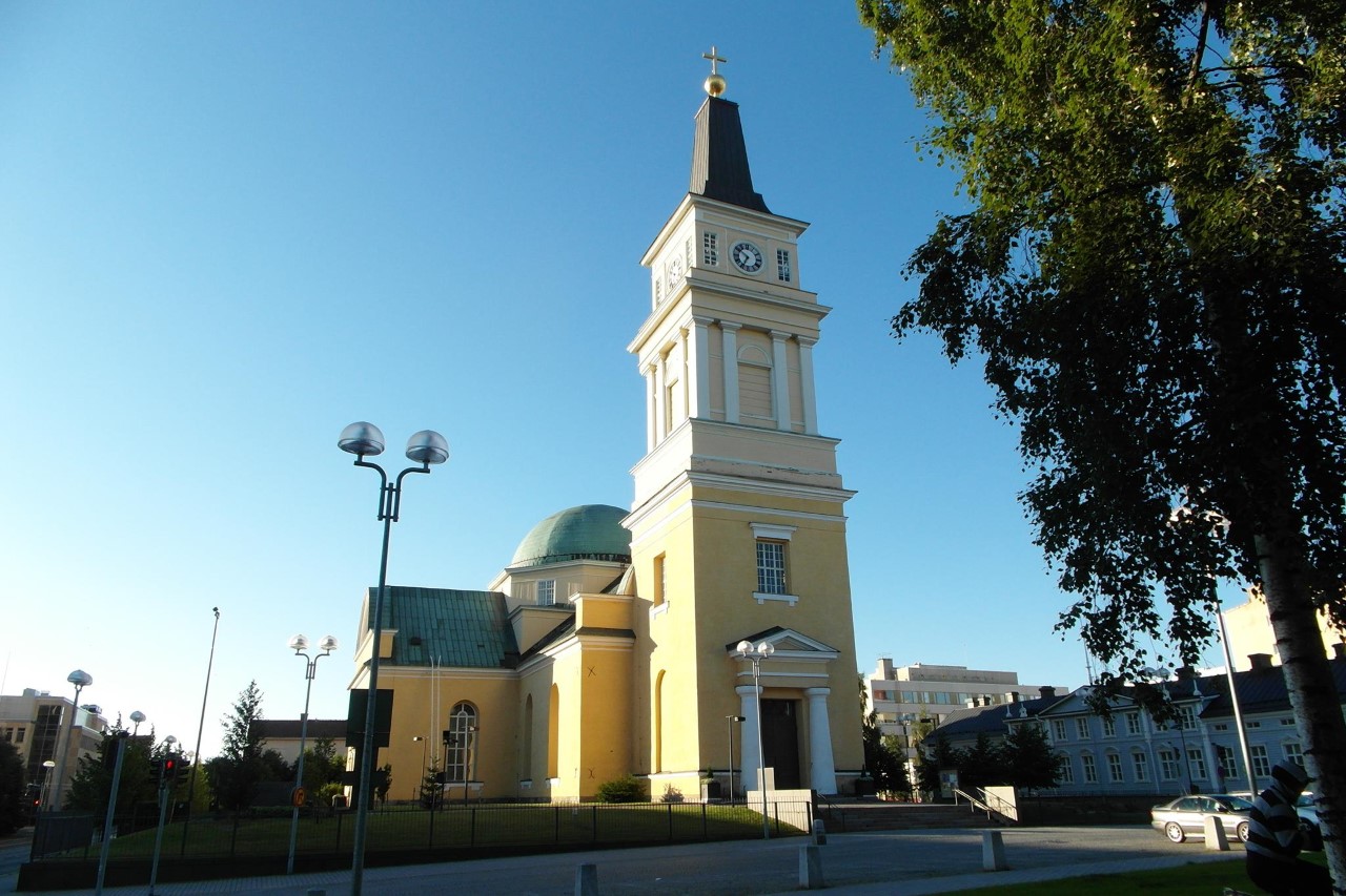 Oulun tuomiokirkko sinistä taivasta vasten, kuva Heikki Törmänen