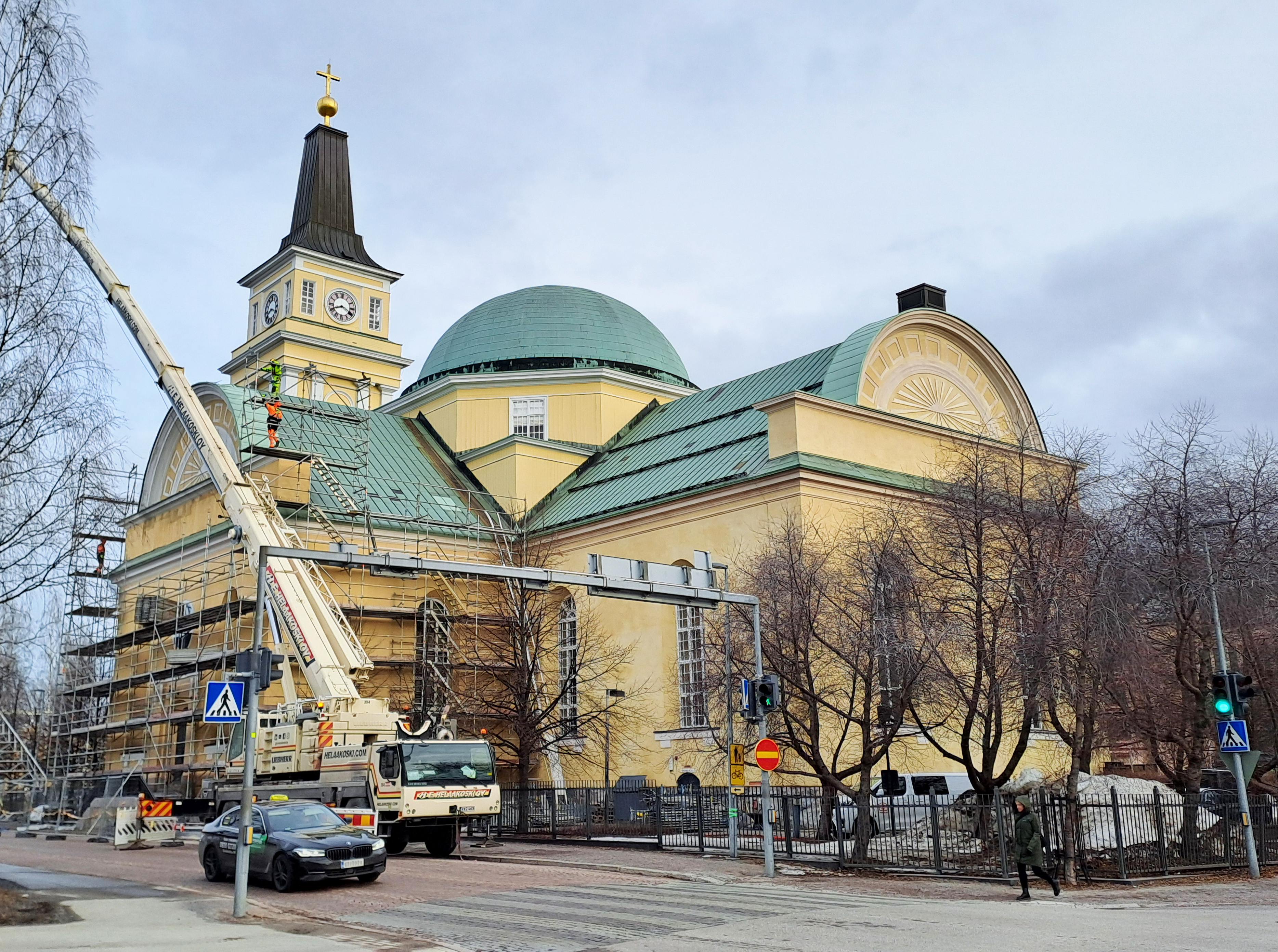 Oulun tuomiokirkko, jonka edustalla on rakennustelineitä ja nosturi.