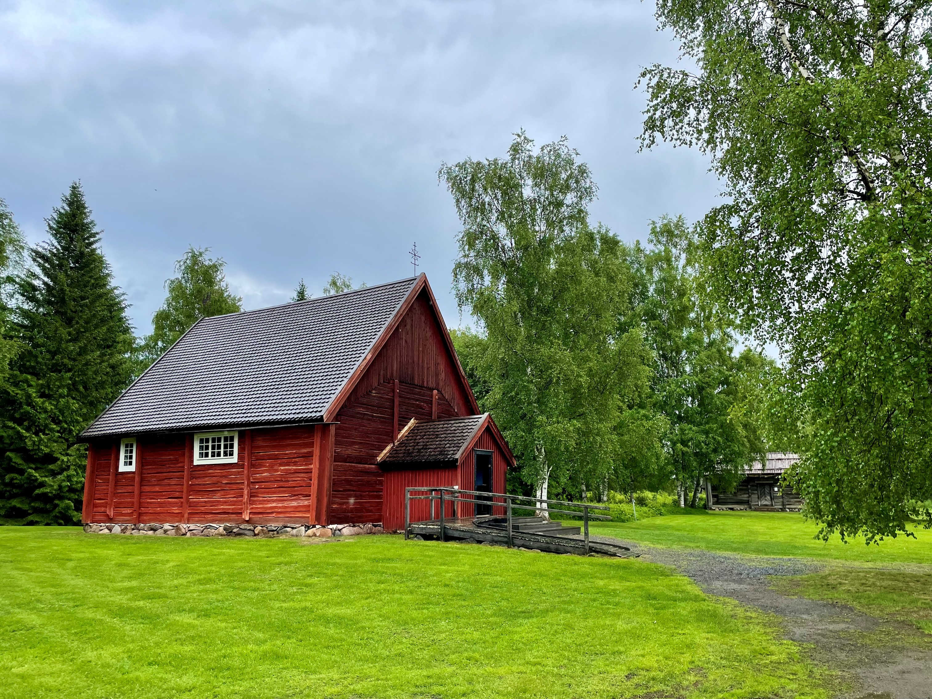 Kuvassa 330 vuotta vanha puinen, punainen Turkansaaren kirkko ulkoapäin, kuvaaja Harriet Urponen