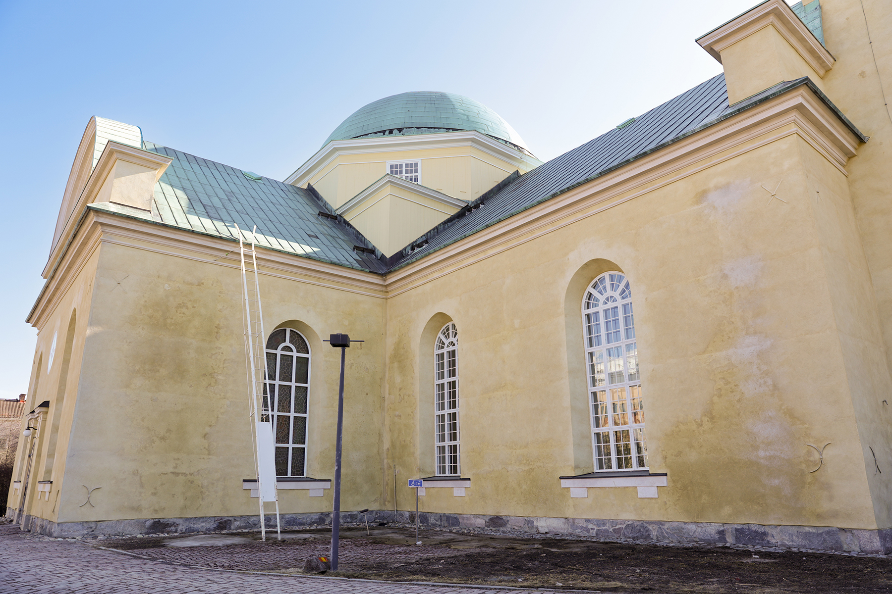 Oulun tuomiokirkon ulkoseinää, jossa on rappauksen paikkauksia.
