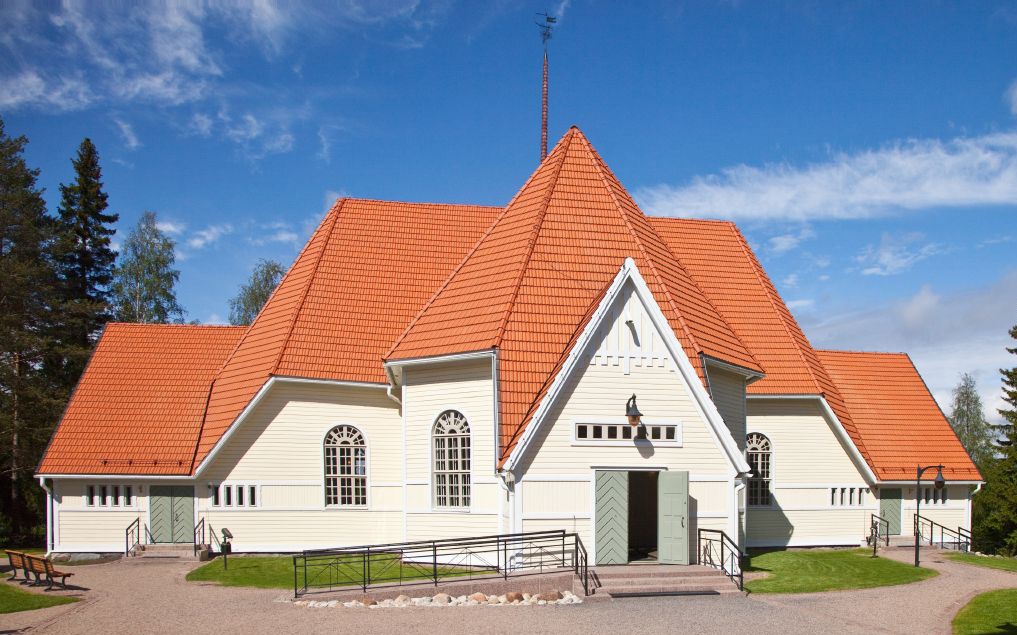 Haukiputaan kirkko kesällä, kuvaaja Juho Alatalo_Studio Ilpo Okkonen