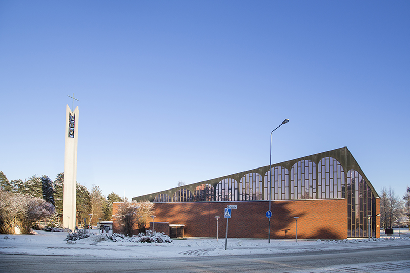 Punatiilinen rakennus ulkoa päin kuvattuna