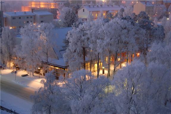 Talvinen kuva Tuiran kirkosta, huurteisia ja lumisia puita ympärillä