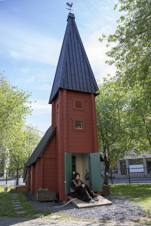 Pikku Sofian kirkko, ovensuussa istuu kirkonrotta