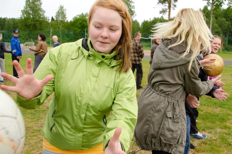 Rippikoululaisia Suvelan leirikeskuksessa