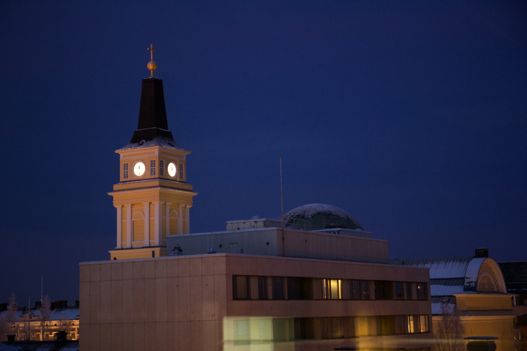 Kuvassa Oulun tuomiokirkko pimeässä talvi-illassa.