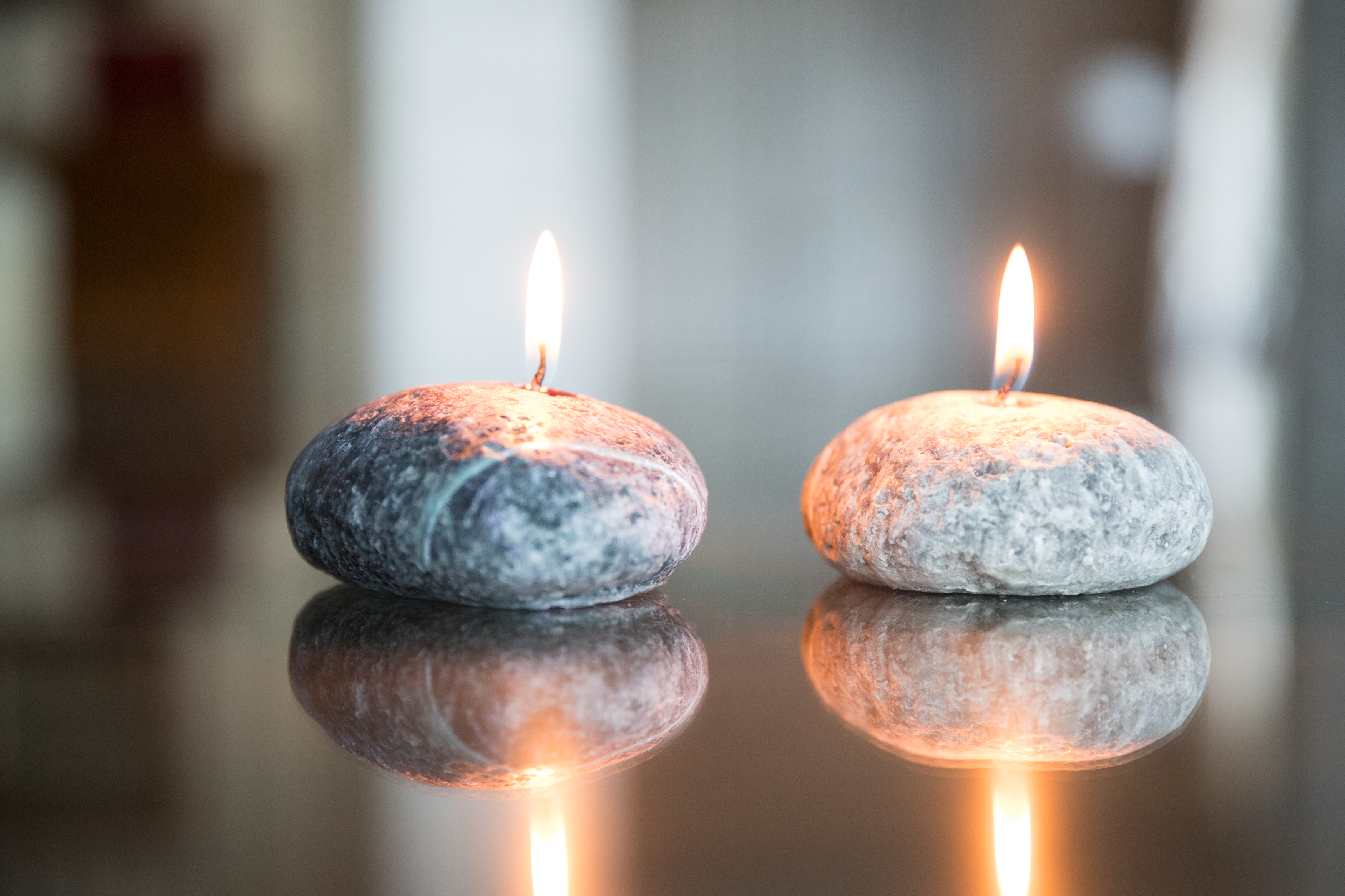 Kaksi kiven näköistä kynttilää.