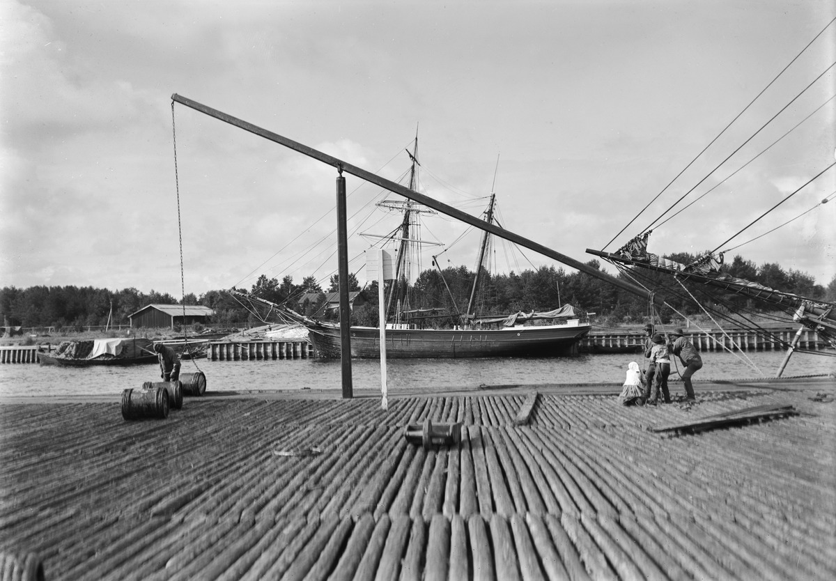 Tervatynnyreitä puretaan Toppilan tervahovissa Oulussa vuonna 1898. Kuva: I.K.Inha, Museovirasto/Kustannuso...