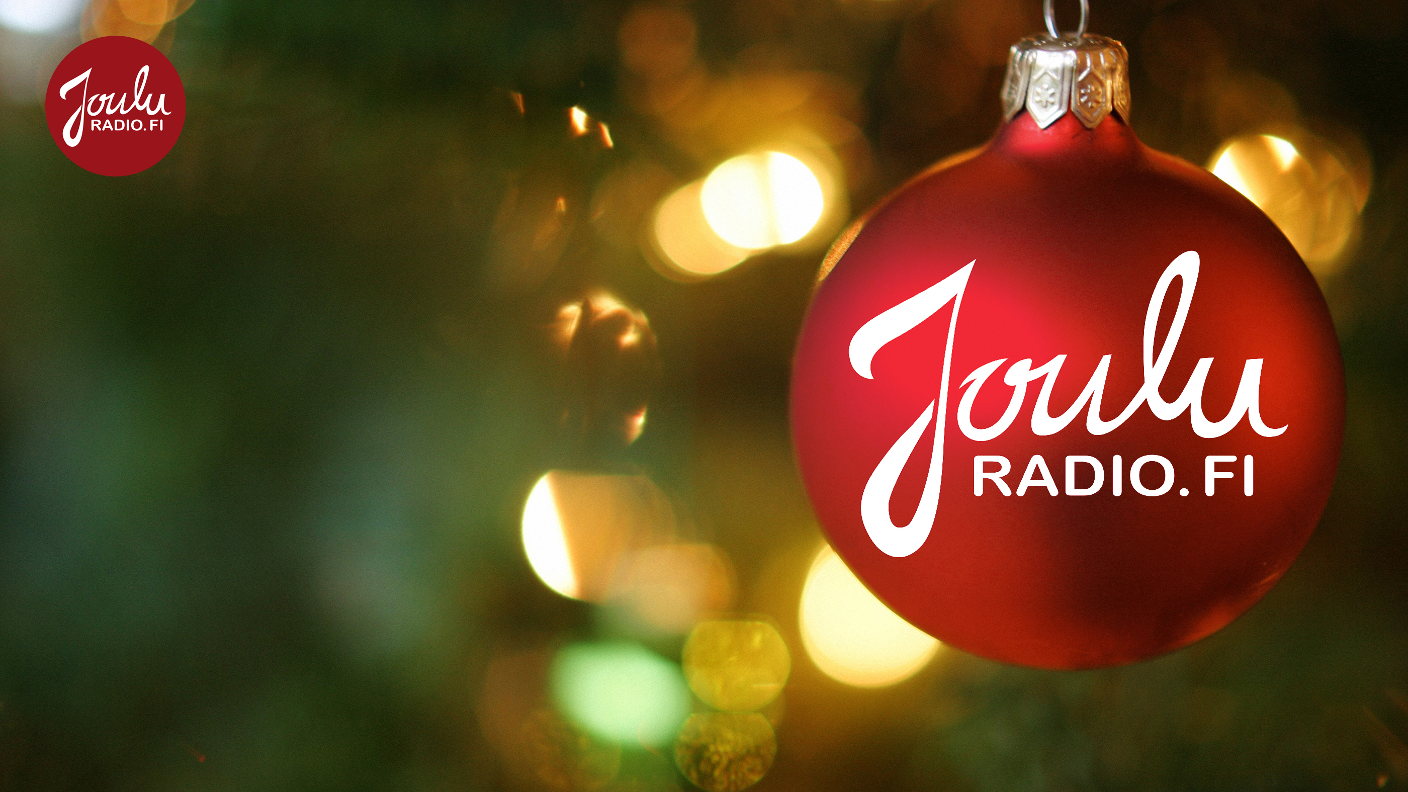 Punainen joulupallo riippuu kuusessa ja siinä lukee Jouluradio.fi