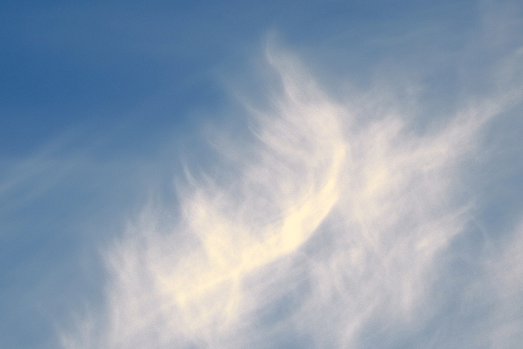 Kuvassa enkelin muotoinen pilvi