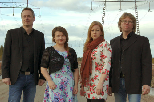 Yhtyeessä musisoivat Anniina Niemi (laulu, mandoliini, banjo), Outi Kiiveri (viulu), Matti Niemi (laulu, ba...