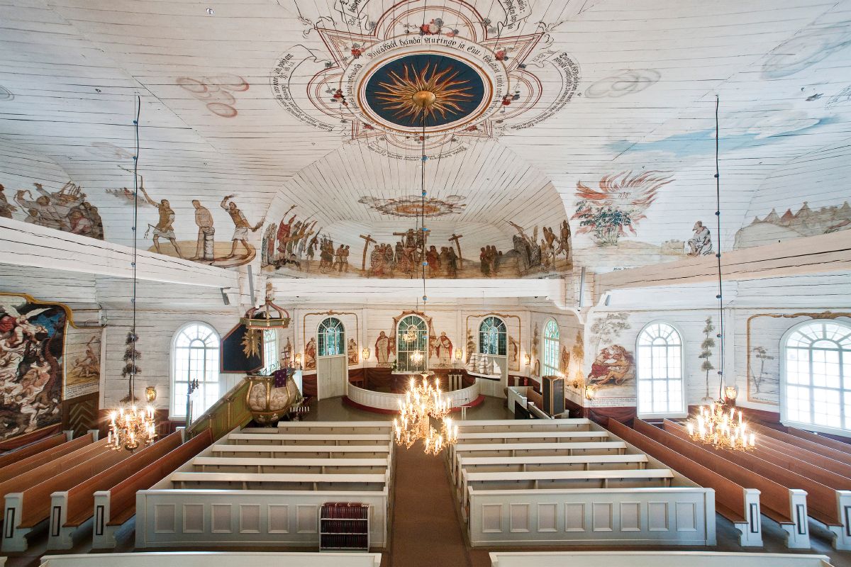 Haukiputaan kirkon sisäkuva. Mikael Toppeliuksen upeat maalaukset elävöittävät kirkkoa.