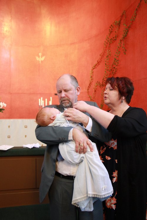 Isovanhemmat ja pikkuväki kohtaavat kirkkohetkessä