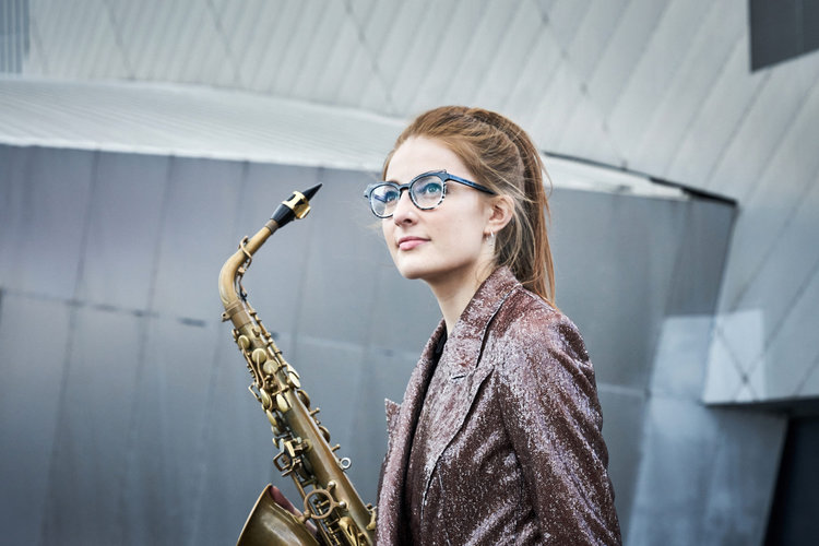 Englantilainen saksofonisti Jess Gillam