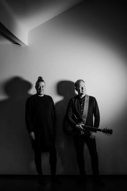 Jesse Kaikuranta konsertoi Oulussa yhdessä kitaristi Peter Engbergin kanssa.