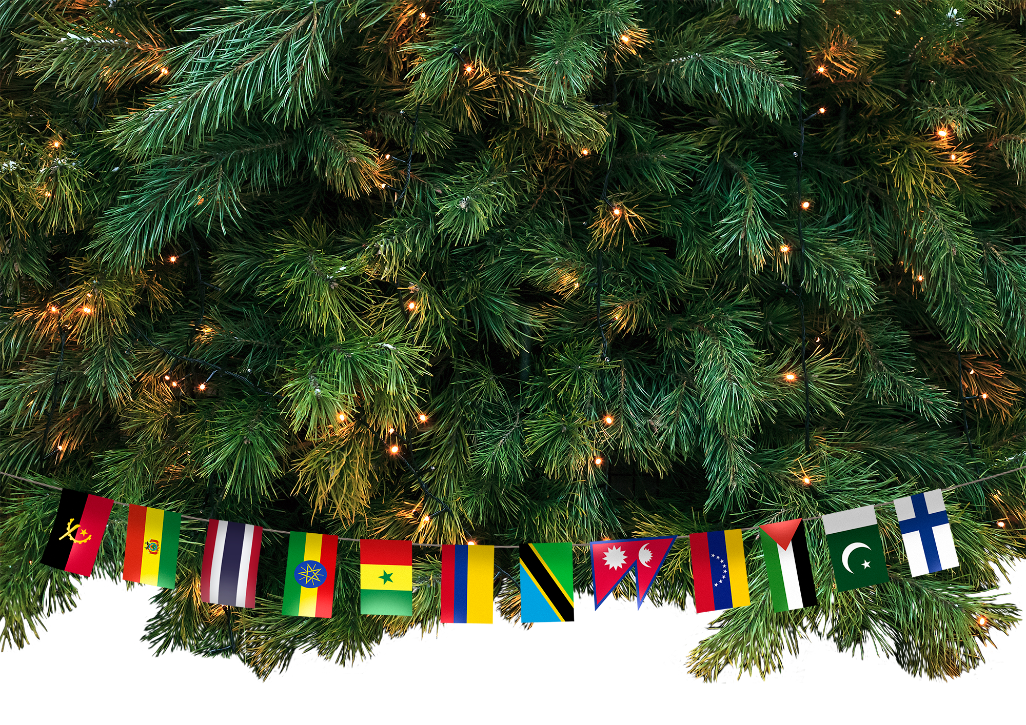 Joulukuusen ympärille on kierretty lippunauha, jossa on valtioiden lippuja eri puolilta maailmaa.