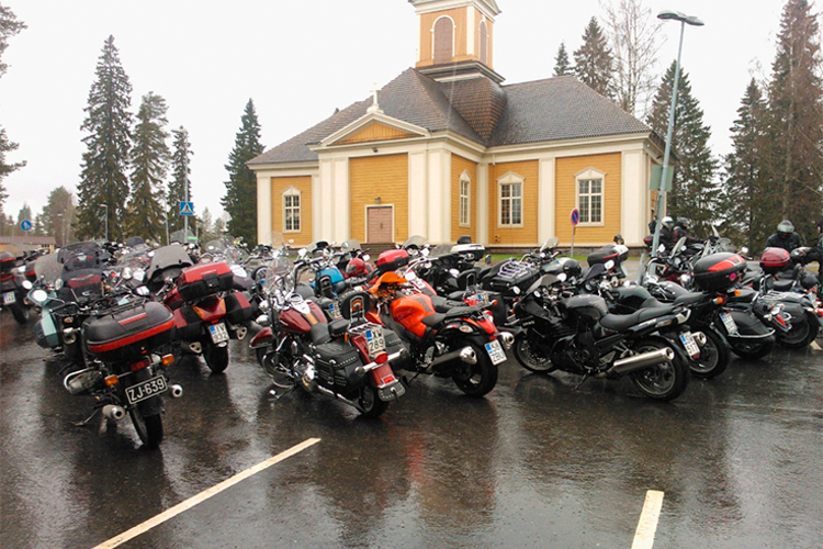 Kuvassa on moottoripyöriä kirkon edessä.