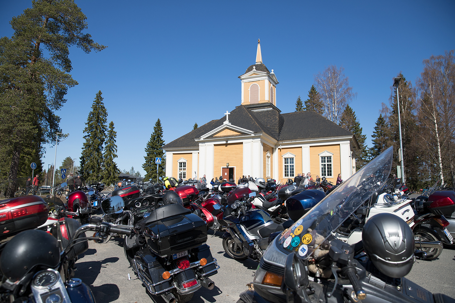 Moottoripyöriä kirkon parkkipaikalla