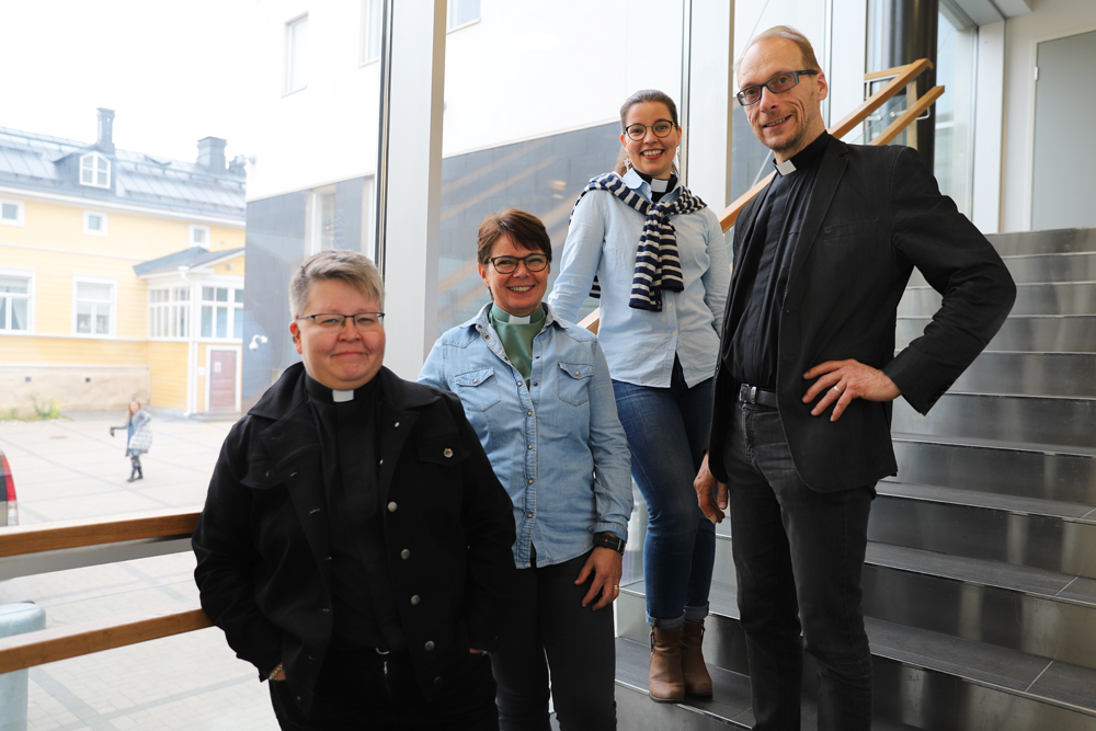 Kuvassa Oulun seurakuntien oppilaitostyöntekijät seisovat portaikossa.