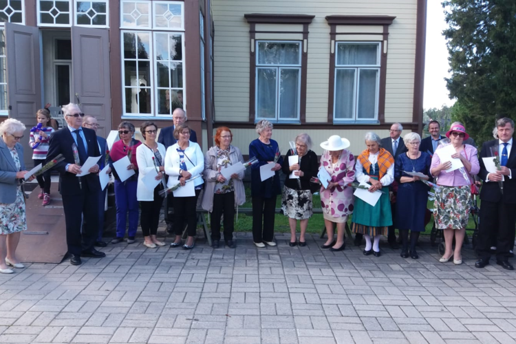 Oulujoen Elojuhlassa palkittiin vapaaehtoisia seurakuntatyön ansiomerkeillä