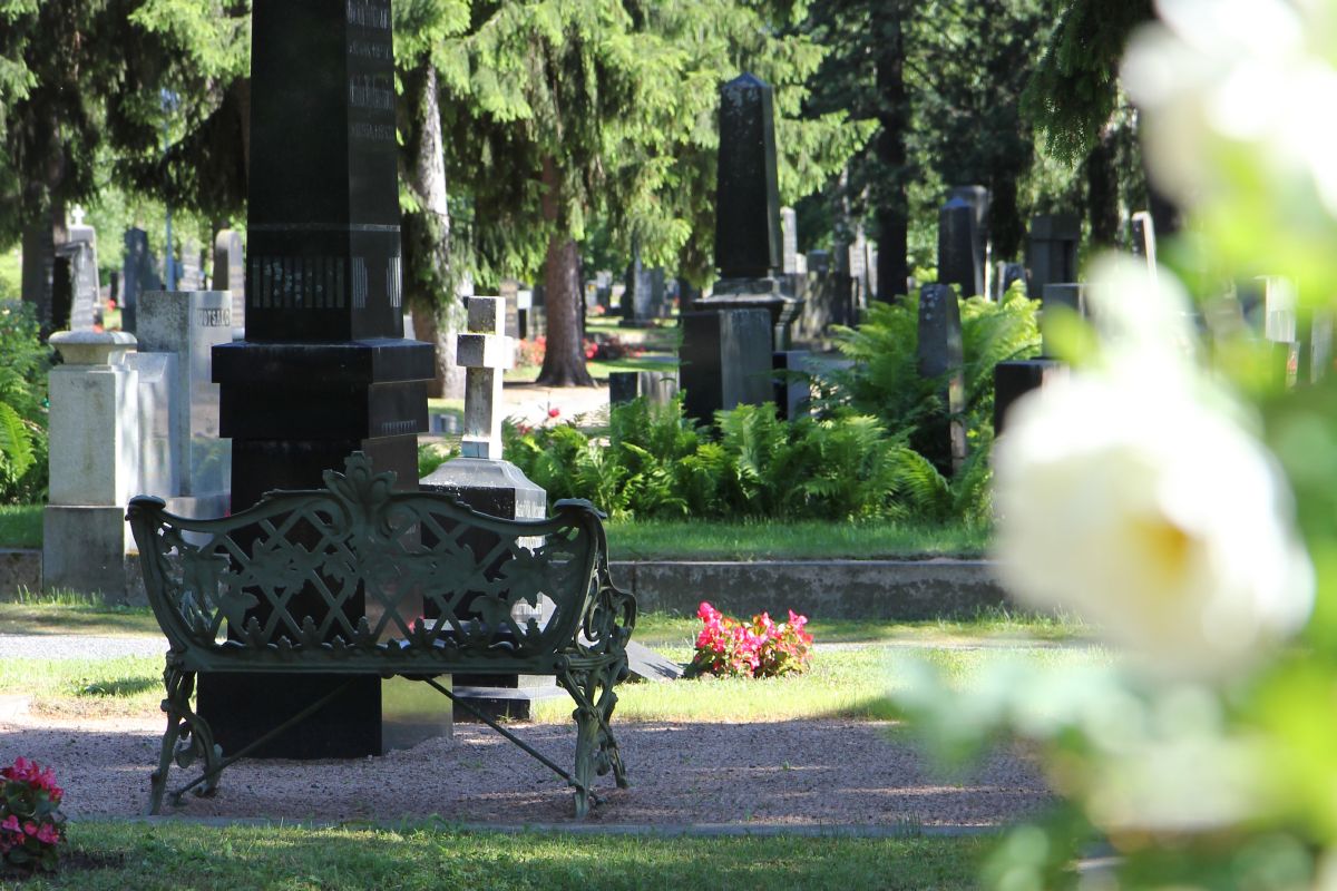 Oulun hautausmaa Intiössä kesäisenä päivänä. 