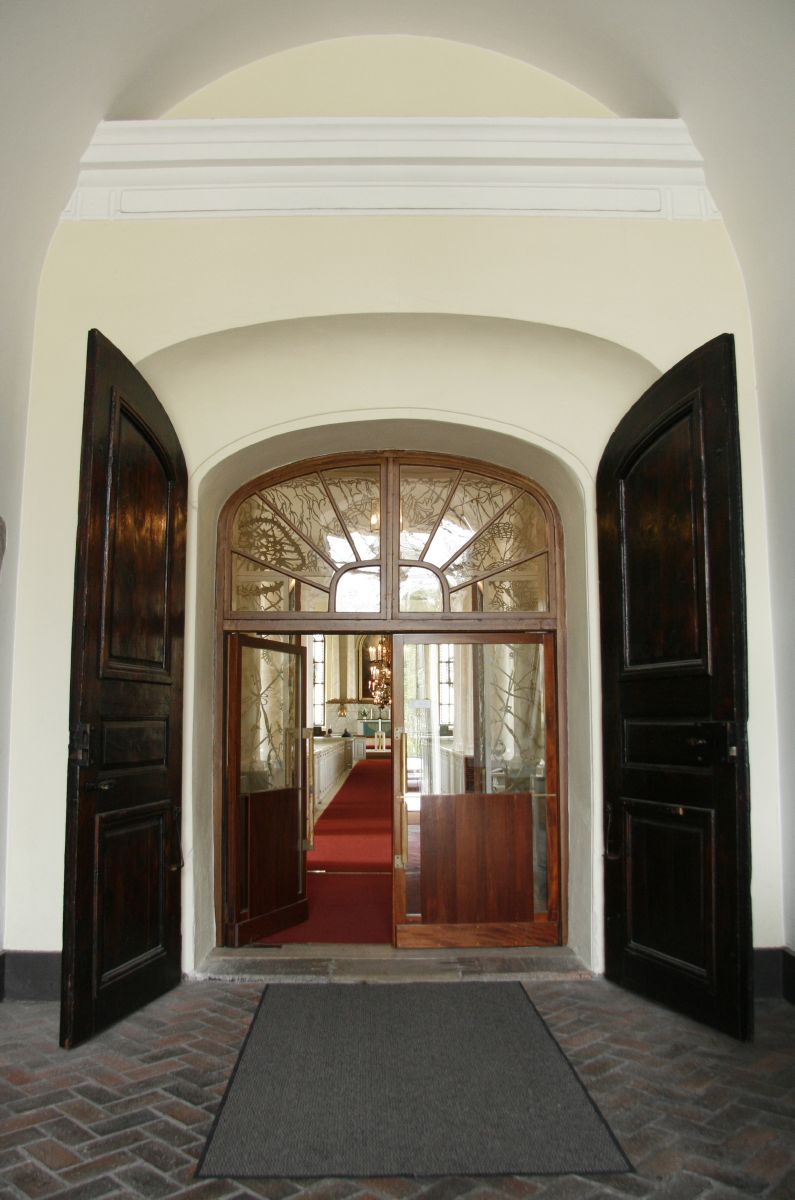 Oulun tuomiokirkon avoin ovi