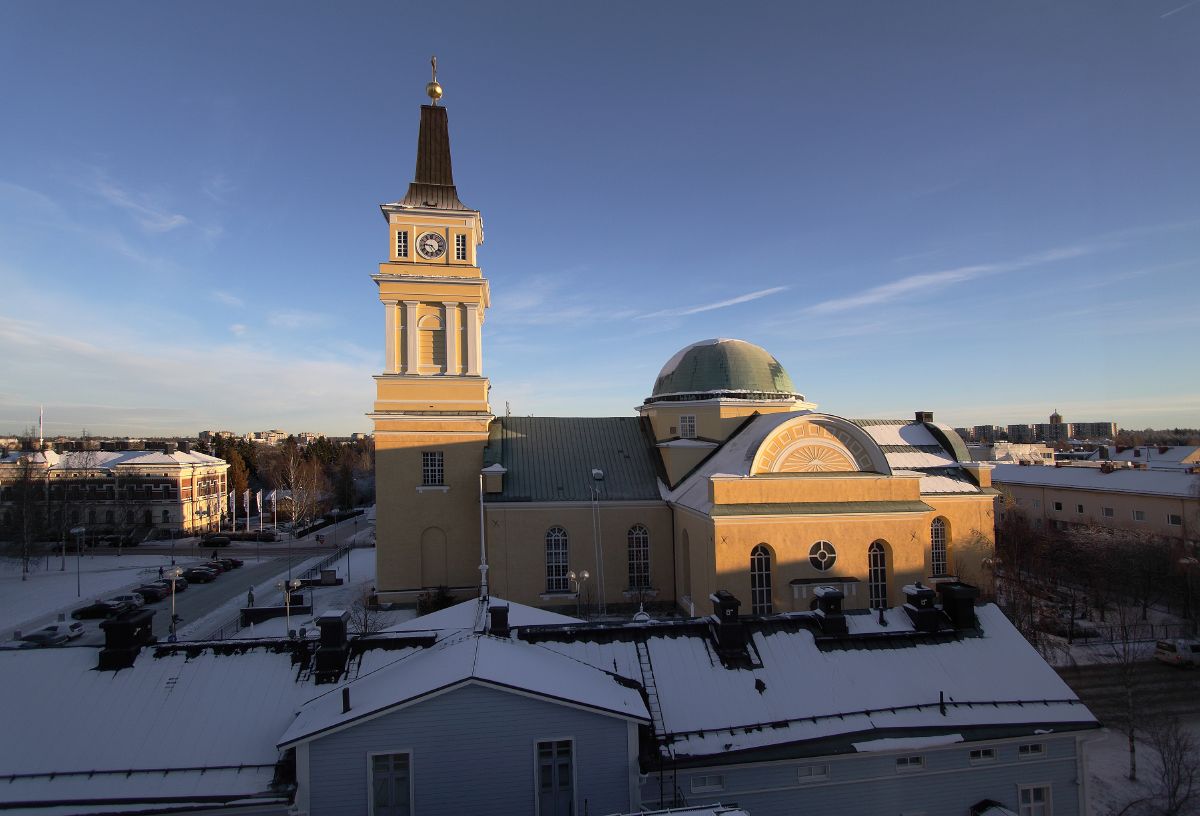 Oulun tuomiokirkko talvi-iltana.