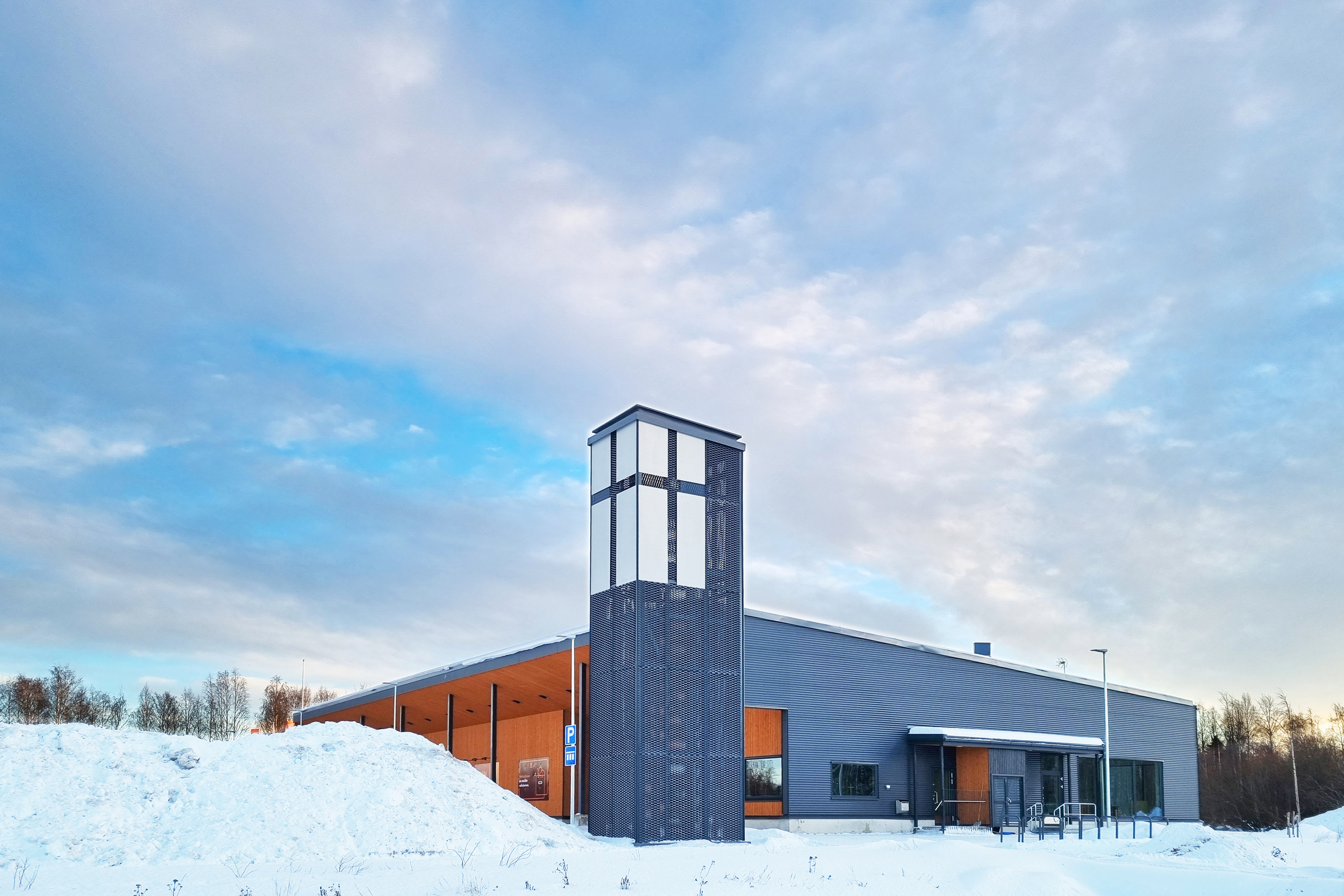 Pateniemenrannan uusi seurakuntakoti selkeänä talvipäivänä