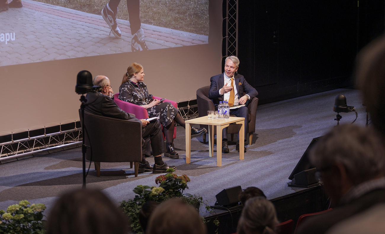 Jouni Hemberg, Mari Leppänen ja Pekka Haavisto istuvat keskustelemassa Oulun teatterin suurella näyttämöllä.