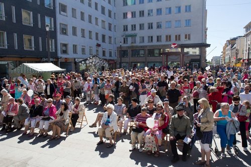 Yleisöä Rotuaarilla.